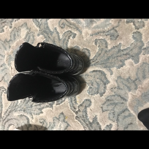 Shoe - Picture 1 of 3
